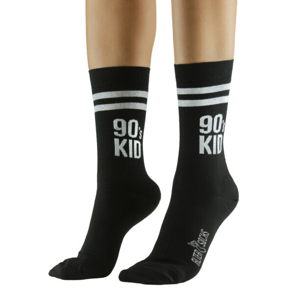 Accessoire de mode noir pour 90's kids, chaussettes rétro avec inscription blanche.