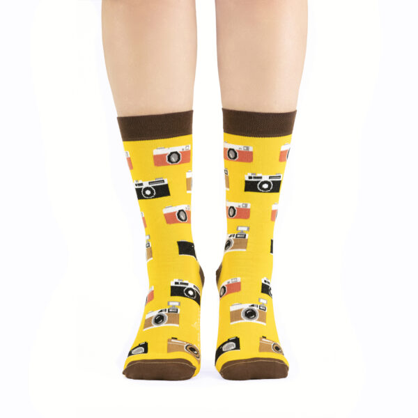 Paire de chaussettes originales avec imprimé appareils photo sur fond jaune