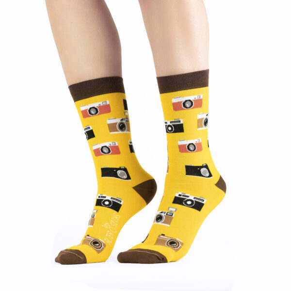 Paire de chaussettes originales avec imprimé appareils photo sur fond jaune