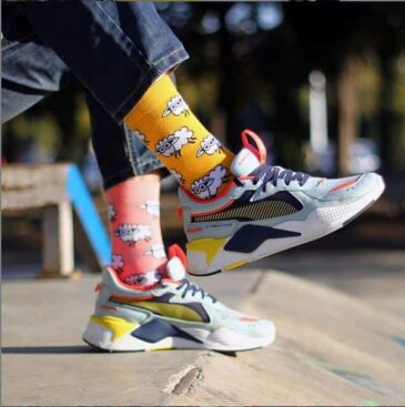 Chaussettes à motifs d'animaux portées avec des baskets colorées