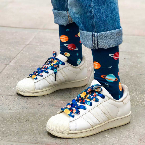 Chaussettes motifs planètes en coton, confortables et durables, design cosmique pour un look décontracté