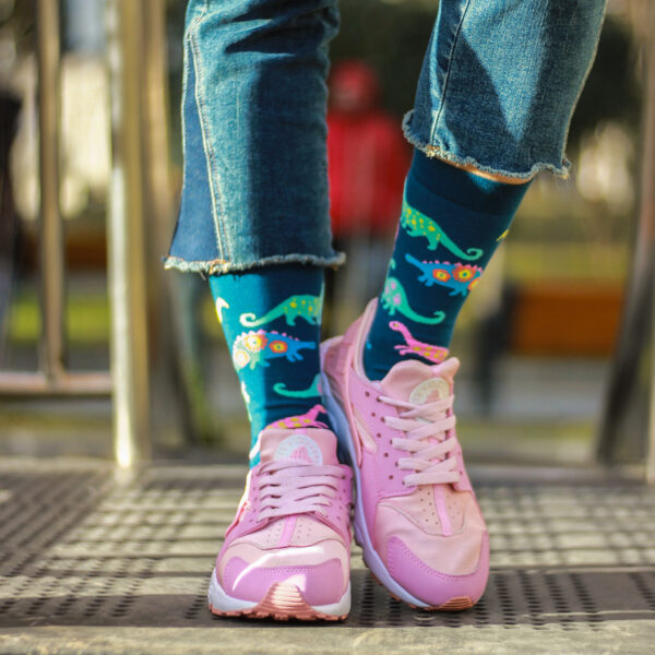 Chaussettes fantaisie avec motif dinosaures colorés sur fond bleu sombre