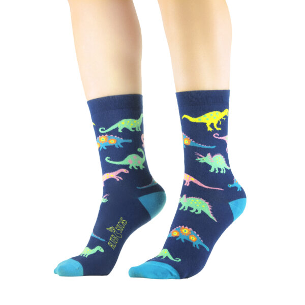 Paire de chaussettes originales avec dinosaures sur fond bleu foncé