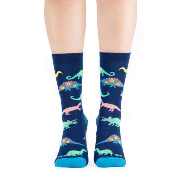 Chaussettes fun avec dinosaures colorés sur fond bleu marine