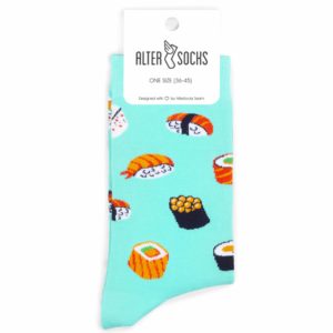 Chaussettes fantaisie avec motif sushi sur fond vert, parfaites pour les amateurs de cuisine japonaise.