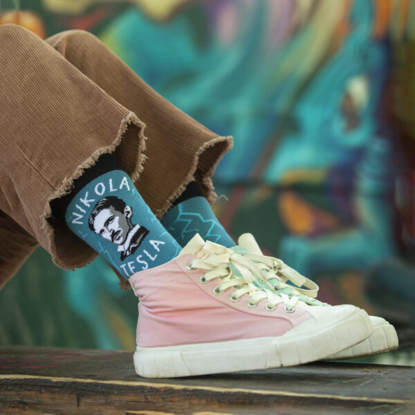 Chaussettes bleu avec portrait de Nikola Tesla et motifs d'éclairs