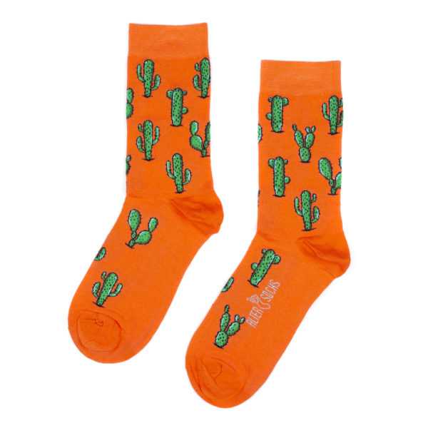 Chaussettes fantaisie présentant des cactus verts sur un fond orange vif