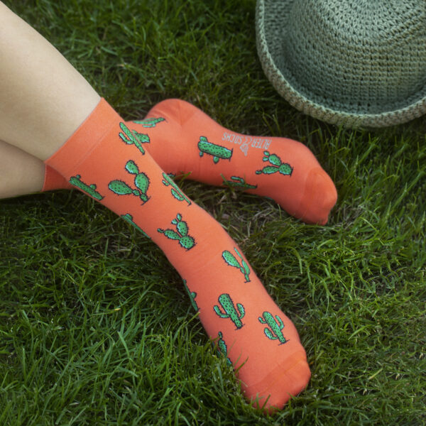 Chaussettes fantaisie avec motifs de cactus verts sur fond orange vibrant