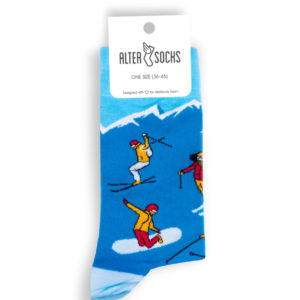 Chaussettes fantaisie avec personnages skieurs et snowboardeurs sur fond bleu