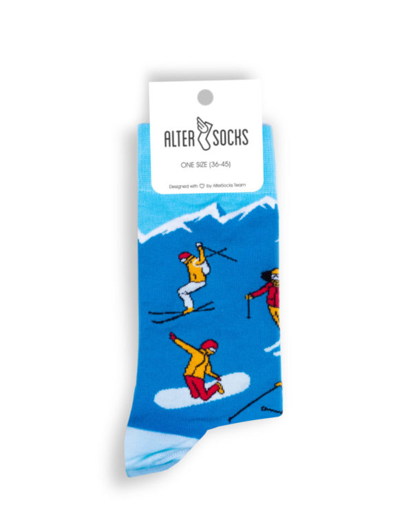 Chaussettes fantaisie avec personnages skieurs et snowboardeurs sur fond bleu