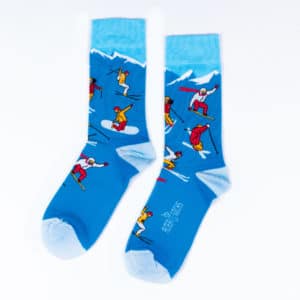 Chaussettes fantaisie avec personnages skieurs et snowboardeurs sur fond bleu