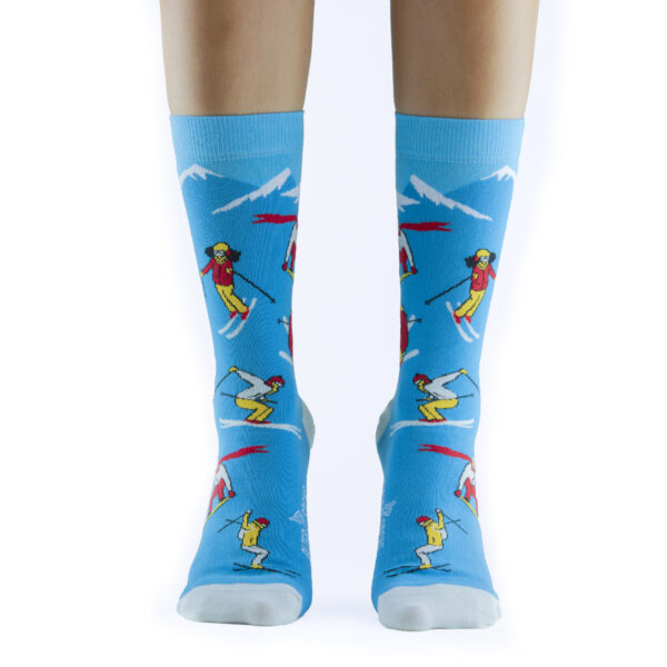 Chaussettes amusantes avec design de skieurs et snowboardeurs sur toile bleue