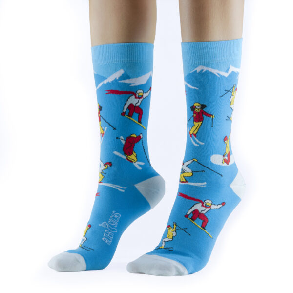 Chaussettes amusantes avec design de skieurs et snowboardeurs sur toile bleue