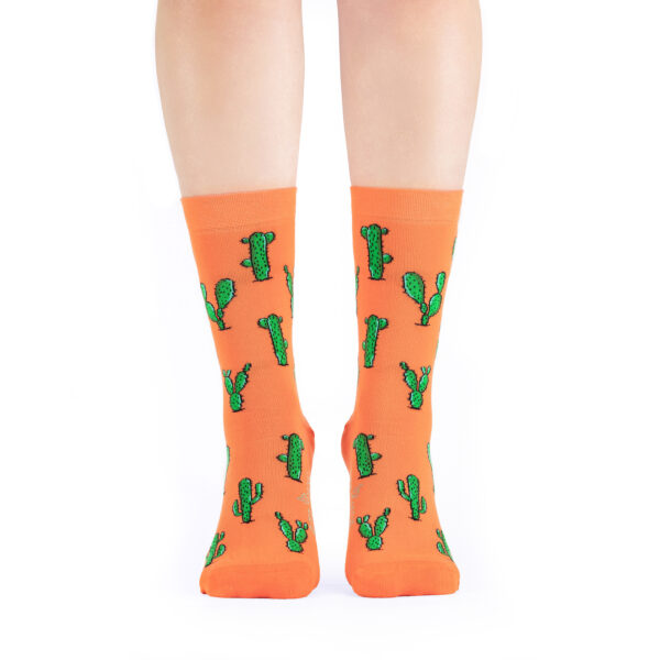 Chaussettes colorées avec design de cactus verts sur toile orange