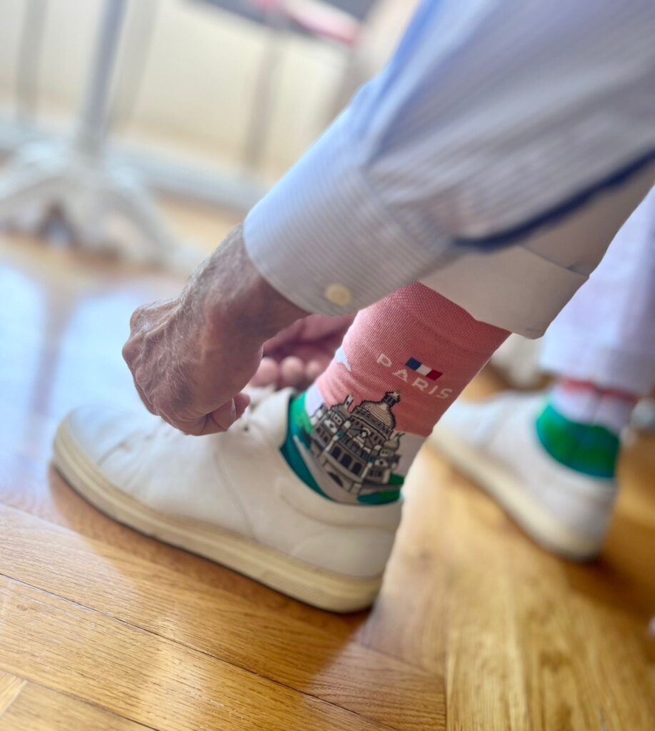 Chaussettes Montmartre – Sacré-Cœur portées avec des baskets blanches