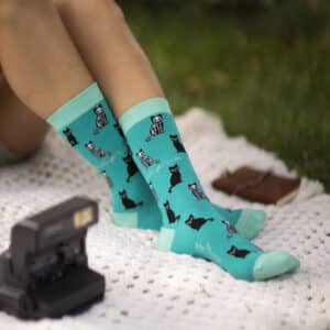 Chaussettes Chat de Schrödinger portées à côté d'un appareil photo rétro